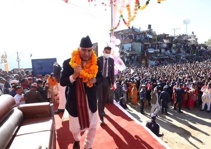 चुनाब प्रचारका लागि कांग्रेस सभापति देउवा डडेलधुरामा, सागर ढकालले गरे स्वागत