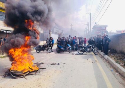 ललितपुरको हरिसिद्धीमा बसको ठक्करबाट स्कुटर चालकको मृत्यु, सडक अवरुद्ध