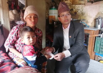 ठेलामा मकै बेच्दा लखेटिएकी मनकासी घलेलाई झनकराज शर्माको सहयोग (भिडियोसहित)