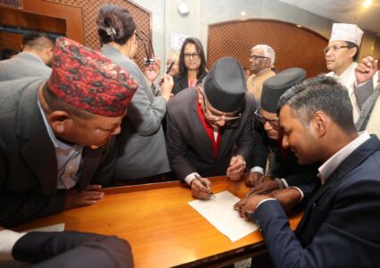 प्रचण्डलाई विश्वासको मत : पहिला २६८, अहिले १७२