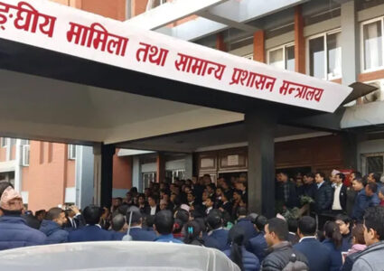 बिचौलियाले सरुवा गराउछन सिंहदरबारका कर्मचारी,स्वार्थ नमिले मन्त्रीले नै गर्छन हाकिमको सरुवा !