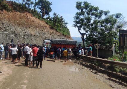तनहुँमा ट्रक पल्टिई घरमा ठोक्किंदा ३ जनाको मृत्यु