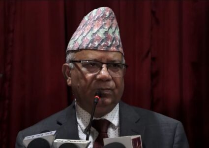 माओवादीको व्यवहारले मर्माहित भएको माधब नेपालको गुनासो, गठबन्धन टुट्ने चेतावनी