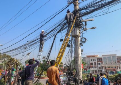 काठमाडौंका अब्यबस्थित तार हटाउन सुरु(फोटोफिचर)