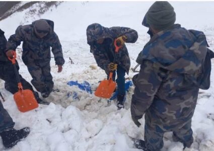 दार्चुलामा हिमपहिरोमा पुरि बेपत्ता भएका ५ जनामध्ये ३ जनाको शव फेला