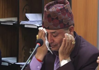 सुन खाएको आरोप लागेपछि सदस्यसचिव मिलनकुमार थापा यसरी रोए (हेर्नुहोस् तस्विरमा)