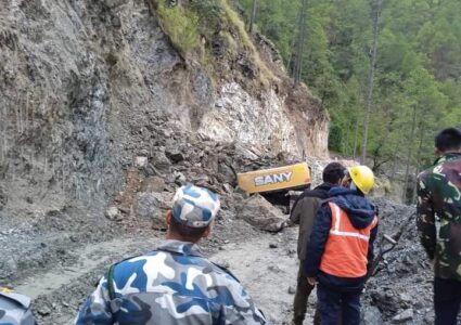 पहिरोमा पुरिएर डोजर चालकको मृत्यु