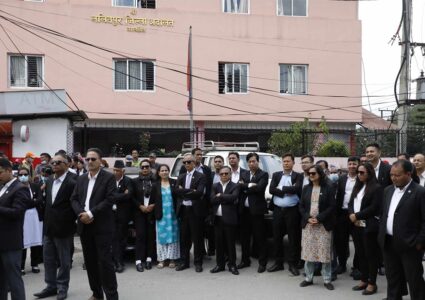बहस छाडेर कानुन व्यवसायीहरु आन्दोलनमा उत्रिए