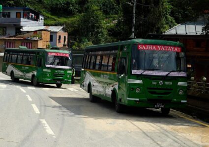 रत्नपार्क हुँदै ललितपुरको लेलेसम्म साझा बस सेवा (तस्विरमा)