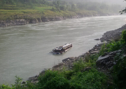 काठमाडौंबाट पोखरा जाँदै गरेको बस त्रिशूलीमा खस्यो