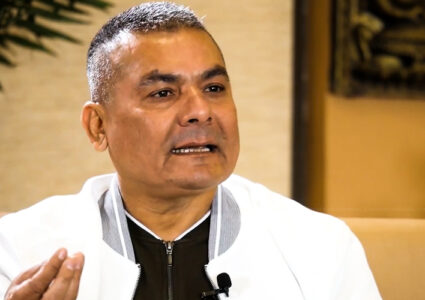 कालो मोसो दलेपछि दुर्गा प्रसाईको पत्रकार सम्मेलन : केपी ओलीभन्दा प्रचण्ड ठीक