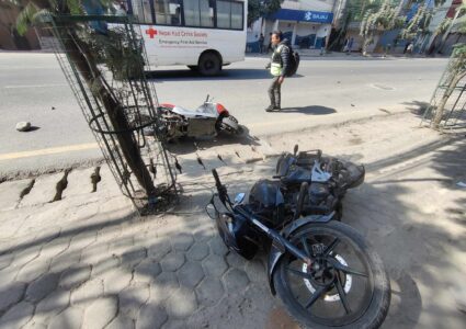 युवा संघका कार्यकर्ता र दुर्गा प्रसाईं समूहबीच बल्खुमा ढुंगा हानाहान