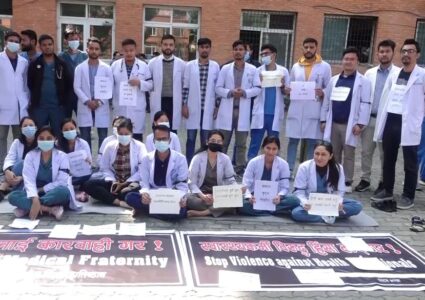 उपचाररत २ जना बिरामीको मृत्यु भएपछि पाटन अस्पतालमा बबाल, चिकित्सक आन्दोलनमा