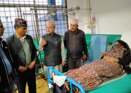 भूकम्प प्रभावित क्षेत्रमा उपप्रधानमन्त्री खड्का, राहत वितरणमा केन्द्रित हुन निर्देशन