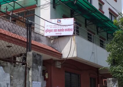 मालपोतका खरदार सगँ डराउने सरकार,सरुवा रोक्न यस्तो सम्मको चलखेल