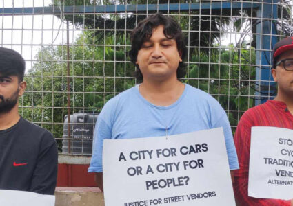 ललितपुर महानगरभित्र फुटपाथ व्यापार निषेधको विरोधमा महानगर अगाडी ईःले उभिएर प्रदर्शन गर्ने