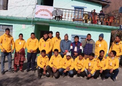 प्रेस सेन्टर रुकुम पश्चिमले भूकम्प पीडित  पत्रकारहरुलाई वितरण गर्यो न्यानो ज्याकेट