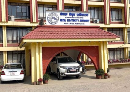 नेपाल विद्युत प्राधिकरणलाई ६१ उद्योगले २१ अर्ब तिर्न बाँकी ? कुन उद्योगको कति छ बक्यौता