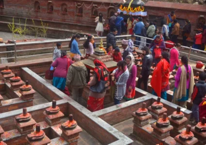 लेले सरस्वती कुण्डमा श्रद्धालुको घुईँचो