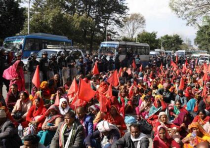 मिटरब्याज पीडितमाथि प्रहरीको धरपकड, सडकमै सुते आन्दोलनकारी