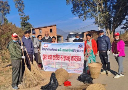 गोदावरी नगरपालिकाका वडा अध्यक्षहरु कुचो बोकेर टोलटोलमा [तस्बरीमा हेर्नुहोस]