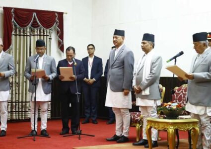 तीन जना विनाबिभागीय मन्त्री, भागबण्डा मिलाउन छलफल