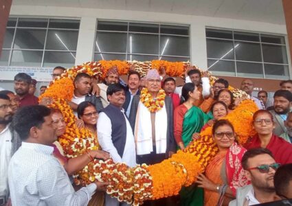 केपी ओलीका लागि तयार गरिएको २०० किलोको माला  विष्णु पौडेलको गलामा