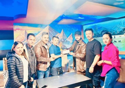 रात्रीकालिन मनोरन्जन ब्यवसायी सघंद्धारा ब्यवसायी प्रेमकृष्ण श्रेष्ठलाई १ लाख आर्थिक सहयोग