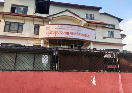 ललितपुर मालपोतका प्रमुखहरू – किन तीन महिना पनि टिक्दैनन् ?