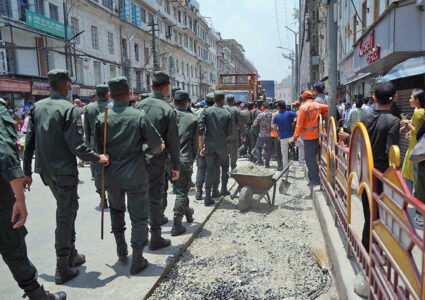 महानगरले न्युरोडमा खनेको सडक पिच गर्न सडक विभागको टिम पुगेपछि विवाद