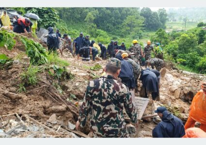 पहिरोमा परेर बेपत्ता भएका आफन्त खोज्न आएकाहरूलाई चितवनका होटलले निशुल्क खाना खुवाउने