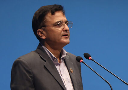 प्रचण्डलाई एमालेको गीतबाटै जवाफ–झिक तुलो जोखौं आज, कसको माया कति !