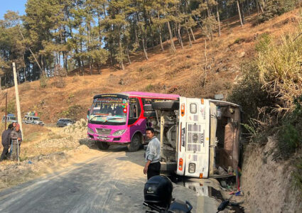 काभ्रेमा बस दुर्घटना, १७ जना घाइते, दुईको अवस्था गम्भीर