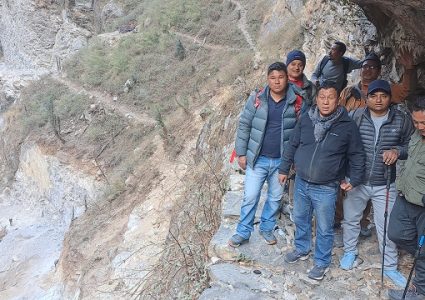लामाबगर–लप्ची फलाक नाकाबीचको सडक अलपत्र, नेपाल–चीनबीचको व्यापार ठप्प