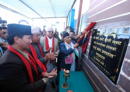प्रधानमन्त्री ओली कोशी प्रदेशमा व्यस्त, अव्यवस्थित बसोबासीलाई जग्गा धनीपूर्जा वितरण