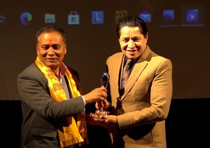 ऋषि धमला ग्लोबल हिरो अवार्डबाट पुरस्कृत, उर्जामन्त्री कुलमानले गरे धमलाको…