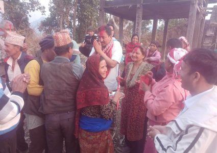 लमजुङका मतदातामाझ लाेकप्रिय बन्दै उमेदवार तामाङ