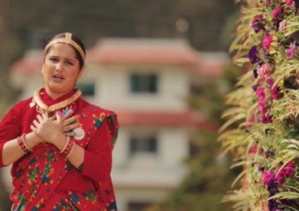 गायिका दर्पण उपाध्यायको ‘म फूलहरूको बीचमा’ सार्वजनिक (भिडियो)