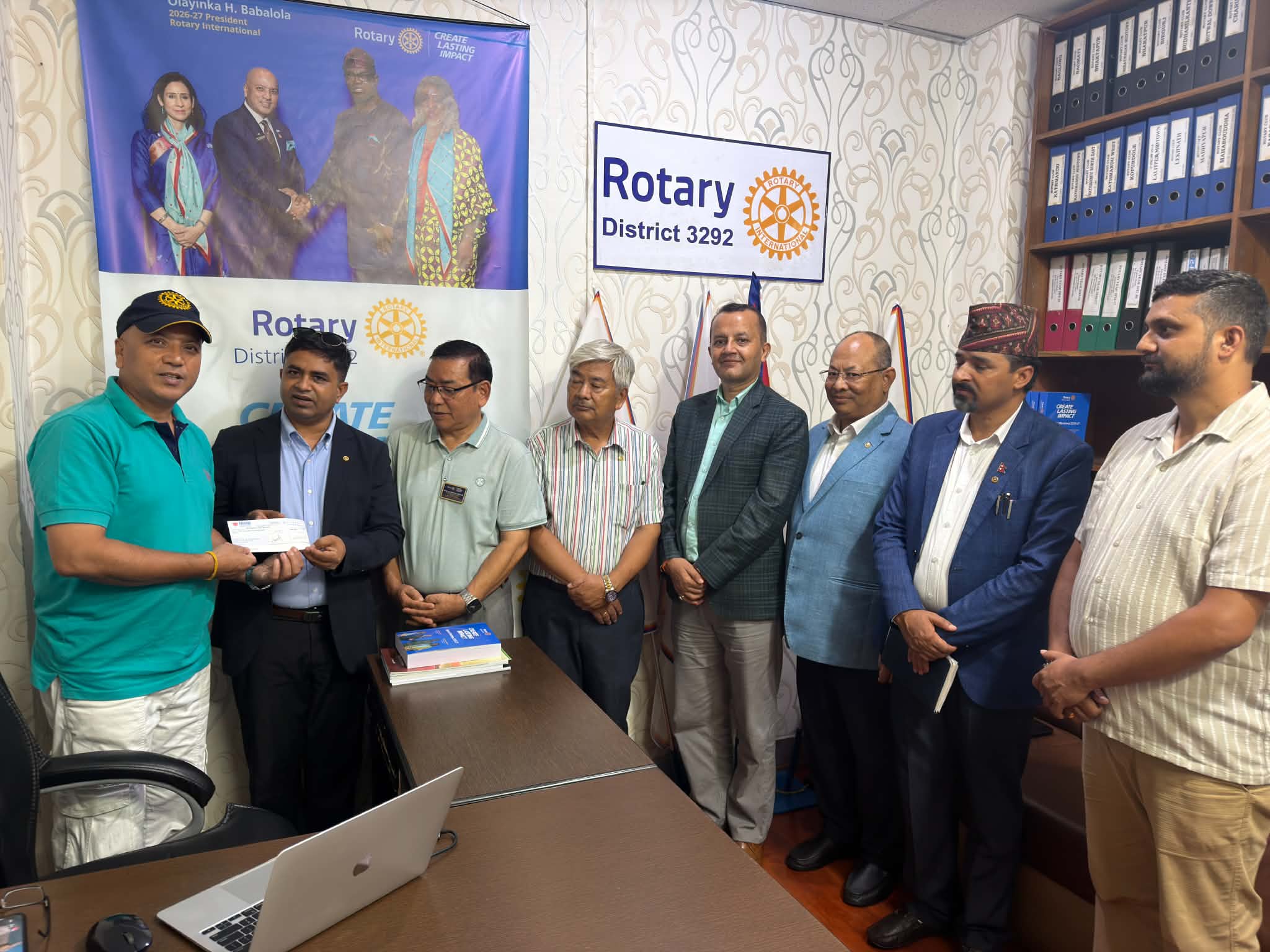 भोटेकोशीका बाढीपीडितको घाउमा मलम लगाउँदै रोटरी क्लब अफ महाबौद्धस् १ लाख ६ हजार सहयोग हस्तान्तरण